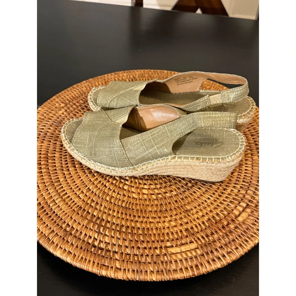 Clarks Artisan Petrina Gaia Sage Green Metallic Espadrille Wedge Sandals 8.5M